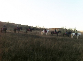 disfrutando de una ruta a caballo